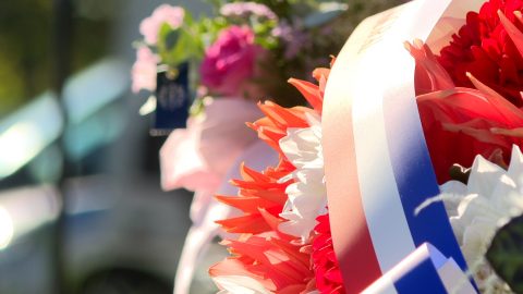 Gerbe de fleurs et poèmes de résistance devant l'allée Samuel Paty à Bourges
