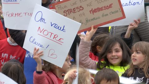À Mers-sur-Indre, une centaine de personnes se mobilisent contre la fermeture d'une classe